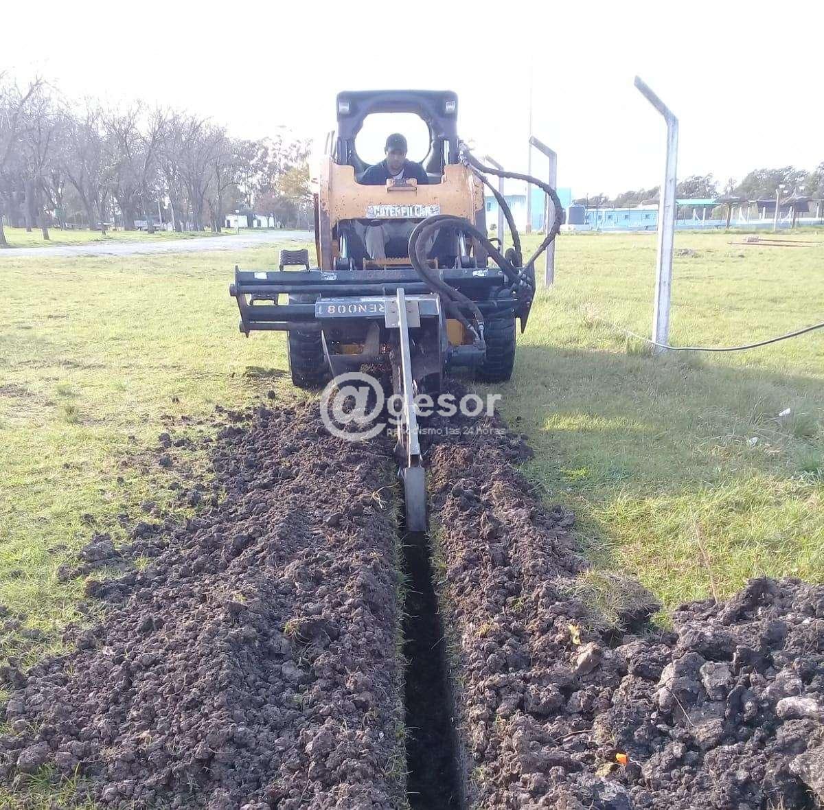 En las obras que se efectúan en el Parque 33 Orientales de la localidad de José E. Rodó para construir un Mini Estadio de Baby fútbol, se destacan los trabajos de instalación del cableado para el sistema lumínico de este emprendimiento.